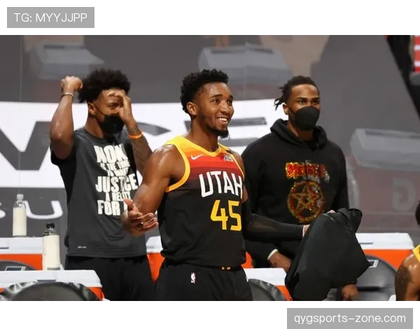 斯托克顿利用无球跑动提升组织效率，带动爵士持续得分爆发